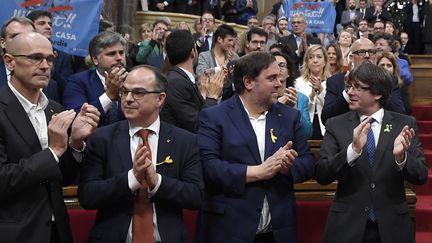 De droite à gauche : Carles Puigdemont, Oriol Junqueras, Jordi Turull et Raul Romeva, au Parlement catalan, le 27 octobre 2017.&nbsp; (LLUIS GENE / AFP)