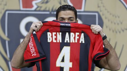 La nouvelle recrue de l'OGC Nice, Hatem Ben Arfa, pose avec le maillot du club, le 5 janvier 2015. (VALERY HACHE / AFP)