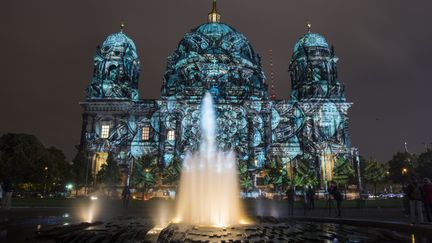 La Cathédrale de Berlin encore, dans les bleutés. (JOHN MACDOUGALL / AFP)