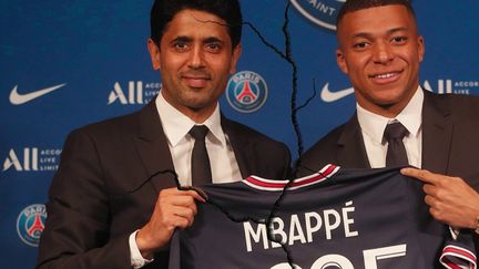 Le joueur Kylian Mbappé réclame 55 millions d'euros à son ancien club. Le PSG lui devrait trois mois de salaire et différentes primes. (France 2)