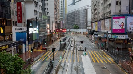 Les habitants ont finalement déserté les rues de Hong Kong, quelques heures avant que le typhon n'atteigne la ville. (JAYNE RUSSELL / CITIZENSIDE / AFP)