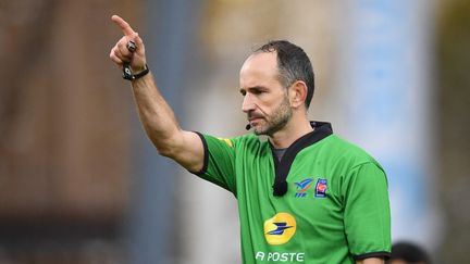 L'arbitre Romain Poite, le 13 novembre 2016, au stade Marcel Deflandre de La Rochelle. (XAVIER LEOTY / AFP)