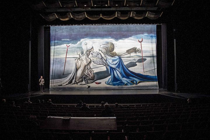 Toile inédite de Salvador Dali -intégrée au prochain spectacle du metteur en scène de cirque Daniele Finzi Pasca, La Verita- dévoilée le 5/11/2012
 (MaxPPP)