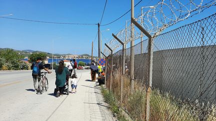 Aux abords du camp de Kara Tepe, à Lesbos, en Grèce. (BENJAMIN  ILLY / RADIO FRANCE)