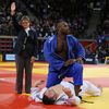 Le judoka Teddy Riner (en bleu), lors de sa victoire face à Matthieu Thorel aux championnats de France, le 8 novembre 2015, à Rouen (Seine-Maritime). (CHARLY TRIBALLEAU / AFP)