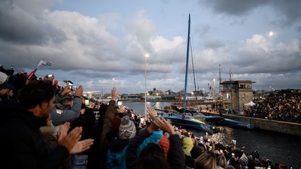 Le skipper français François Gabart dans l'écluse de la Naye à Saint-Malo, point de départ de la Route du Rhum en solitaire, le 4 novembre 2022. (LOIC VENANCE / AFP)