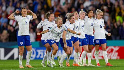 Les Anglaises célébrant leur qualification à l'issue de la séance de tirs au but contre le Nigeria en huitièmes de finale de la Coupe du monde, le 7 août 2023. (NIGEL KEENE / AFP)