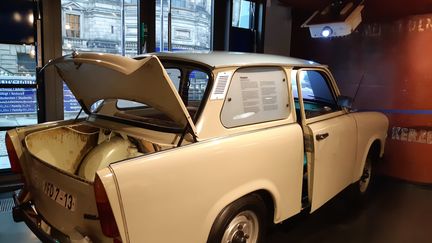 Une Trabant, voiture très utilisée en RDA.&nbsp; (SARAH TUCHSCHERER / RADIOFRANCE)