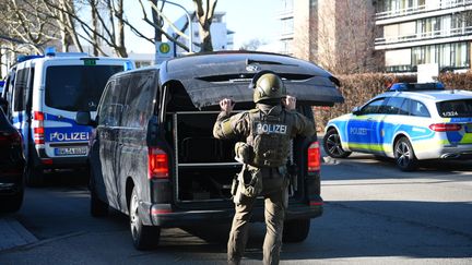 Un policier à proximité du campus de l'université d'Heidelberg, en Allemagne, où un homme a ouvert le feu, le 24 janvier 2022. (R.PRIEBE / PR-VIDEO / AFP)