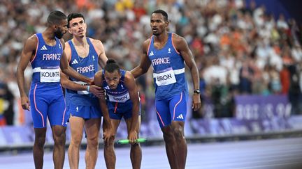 Le relais français 4x400 m après la finale olympique, le 10 août 2024 au Stade de France. (KMSP VIA AFP)