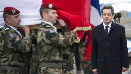 Le pr&eacute;sident fran&ccedil;ais Nicolas Sarkozy se tient devant le cercueil d'un des militaires abattu par Mohamed Merah, Montauban, le 21 mars 2012. (LIONEL BONAVENTURE / AFP)