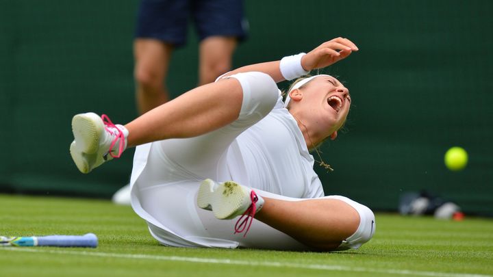 La Bi&eacute;lorusse&nbsp;Victoria Azarenka chute sur le court de Wimbledon (Grande-Bretagne), le 24 juin 2013. (BEN STANSALL / AFP)