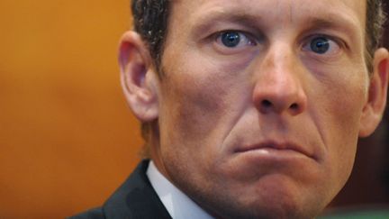 Si Lance Armstrong abandonne, "c'est&nbsp;toute sa fondation contre le cancer qui se casse la gueule", selon le journaliste Pierre Ballester. (TIZIANA FABI / AFP)