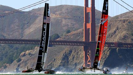 La baie de San Francisco aura été le théâtre de cette 34e édition de la Coupe de l'América, après Valence il y a 3 ans. Ici le Golden Gate au second plan derrière les deux bateaux.