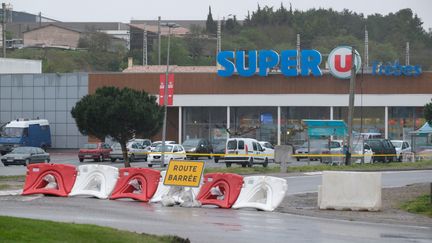 Le supermarché où a eu lieu l'attaque terroriste, vendredi 23 mars 2018 à Trèbes (Aude). (ERIC CABANIS / AFP)