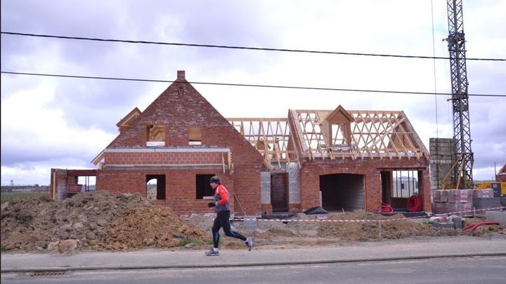 Plusieurs propri&eacute;t&eacute;s sont en cours de construction rue de la Reine Astrid, l&agrave; o&ugrave; vit une partie de la famille Mulliez.&nbsp;(Estaimpuis, Belgique). (VALENTINE PASQUESOONE / FRANCE 2)