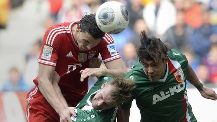 Le défenseur du Bayer Munich Daniel Van Buyten face aux joueurs d'Ausbourg (CHRISTOF STACHE / AFP)