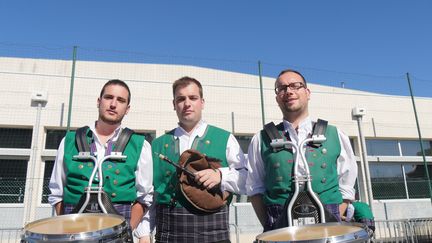 Ils sont trois frères, dans l'ordre Tristan, Cyril et Cédric, tous les trois membres du bagad de Plougastel, qui s'apprête a remporter la deuxième place du championnat.
Deux jouent de la caisse claire, l'aîné de la bombarde, sorte de hautbois bretons. "Au début, c'est notre père qui nous a poussés, reconnaît-il, mais maintenant on adore". Ils ont tous les trois commencé vers l'âge de 10 ans. Dans la vie, Cyril est cuisinier mais ses 18 ans d'expérience dans la musique bretonne lui permettent de faire des compositions pour le bagad. Les deux autres frères ont fait de la musique bretonne une profession : l'un est musicien au bagad de Lann-Bihoué, de la marine nationale et l'autre, Cédric, entraîne les plus jeunes aux percussions. A peine son concert fini, il doit rejoindre son groupe de novices qui concourre en catégorie 4.
