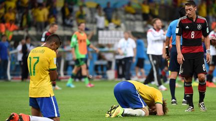 Les Brésiliens Luiz Gustavo et David Luiz à l'issue de la demi-finale de Coupe du monde 2014 perdue face à l'Allemagne, le 8 juillet 2014.&nbsp; (LI GA / XH)