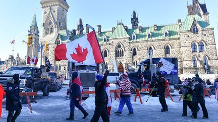 Des opposants aux mesures sanitaires, dont la vaccination contre le Covid-19, manifestent devant le Parlement à Ottawa (Canada) le 5 février 2022. (MINAS PANAGIOTAKIS / GETTY IMAGES NORTH AMERICA / AFP)