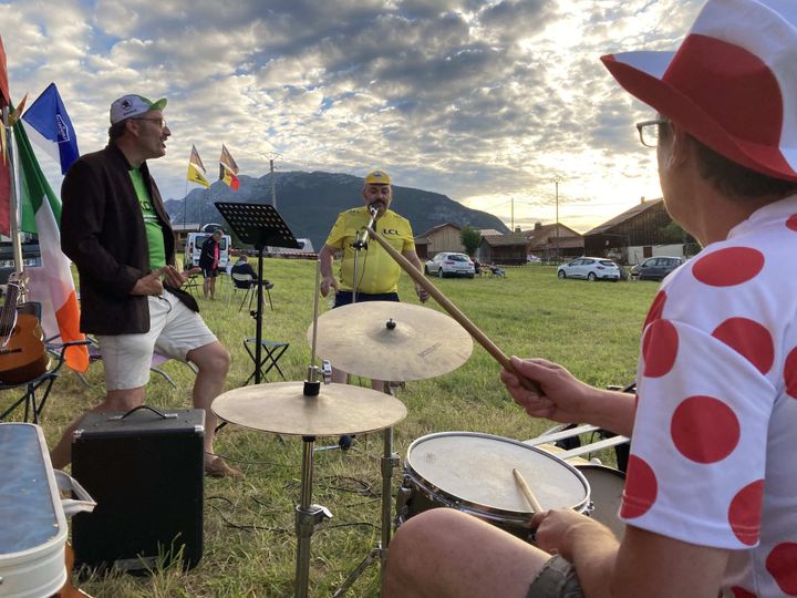 Batterie, trompette, guitares... Vincent et ses amis ont tout prévu pour assurer le spectacle pendant la longue attente avant le passage des coureurs, prévu que le lendemain. (AH)