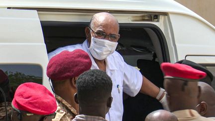 L'ancien président soudanais Omar el-Béchir arrive à son procès à Khartoum (Soudan), le 21 juillet 2020.&nbsp; (MOHAMMED ABUAMRAIN / AFPTV)