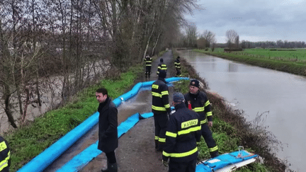 Alors que la décrue s’amorce dans le Pas-de-Calais, plusieurs méga-pompes ont été installées, vendredi 5 janvier, pour accélérer l’évacuation de l’eau. (France 2)