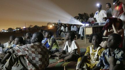 Cinéma en plein air dans les faubourgs de Ouagadougou (Burkina Faso) (AFP PHOTO / ISSOUF SANOGO)