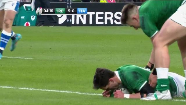 Sur une percée et une passe après contact, les Irlandais se retrouvent en 2 contre 1 et c'est Joey Carbery qui vient inscrire le premier essai de la partie. Il le transforme lui-même et ça fait 7-0 !