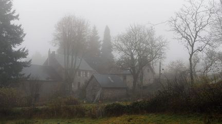 La ferme où ont été arrêtés les membres du "groupe Tarnac", à Tarnac (Corrèze), le 17 novembre 2008.&nbsp; (THIERRY ZOCCOLAN / AFP)