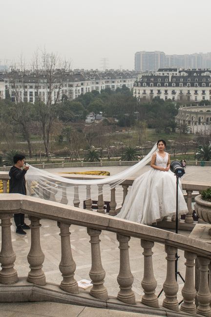 Tienducheng. De nombreux mariés font le déplacement pour faire leurs photos souvenirs devant cette tour Eiffel chinoise. (Noé Pignède)