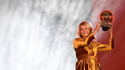 Ada Hegerberg&nbsp;brandit son trophée après avoir reçu le Ballon d'or féminin au Grand Palais à Paris, le 3 décembre 2018.&nbsp; (FRANCK FIFE / AFP)