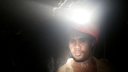 &nbsp;Un travailleur de la&nbsp;mine d'or&nbsp;de&nbsp;Masimthembe Sibanye&nbsp;Gold à Westonaria (province de Gauteng), le 3 avril 2017. (MIKE HUTCHINGS / REUTERS)