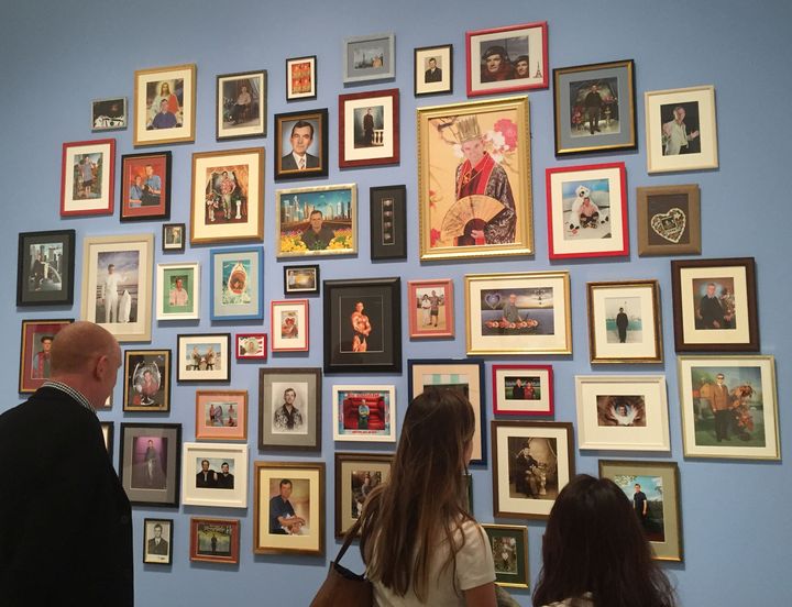 Dans la salle consacrée aux autoportraits de Martin Parr à la National Portrait Gallery, le 31 mars 2019. (Laure Narlian / Franceinfo)