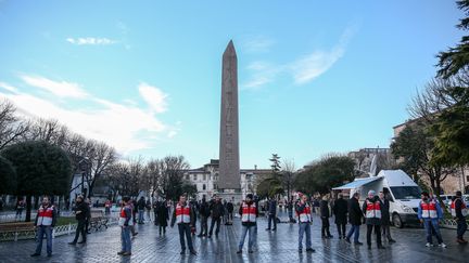 Les forces de sécurité se déploient sur la place touristique Sultanahmet à Istanbul (Turquie), le 14 janvier 2016. (BERK OZKAN / ANADOLU AGENCY / AFP)