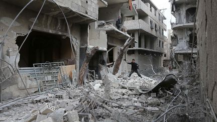 Les immeubles sont détruits à Hamouria, dans la région de la Ghouta orientale en Syrie, le 22 février 2018. (AFP)