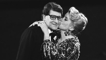 Catherine Deneuve embrasse Yves Saint Laurent durant la cérémonie des Oscars à Paris en 1985
 (Michel Lipchitz/AP/SIPA)