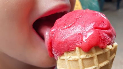 Un enfant savoure une glace en cornet.&nbsp; (LAGAIN AURELIE / FRANCE-BLEU BREIZH IZEL / RADIO FRANCE)