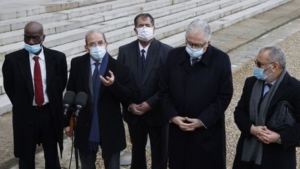 Mohammed Moussaoui (2e à gauche), président du Conseil français du culte musulman (CFCM), fait une déclaration aux côtés de Chems-Eddine Hafiz, recteur de la Grande Mosquée de Paris (2e à droite) et d'autres représentants du CFCM, le 18 janvier 2021 au palais de l'Elysée. (LUDOVIC MARIN / AFP)