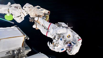 16 juin 2021. Pendant sept heures, l’astronaute français Thomas Pesquet et son coéquipier americain, Shane Kimbrough, sont restés en apesanteur à l’extérieur de la Station spatiale internationale. Le but de la mission positionner, fixer, brancher et déployer un panneau solaire de nouvelle génération, appele iROSA. Le premier d’une serie de six panneaux destinés a augmenter les capacités de production d’énergie du vaisseau spatial, construit en 1998. (NASA /MAXPPP)