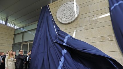 Le secrétaire d'Etat américain Steve Mnuchin et Ivanka Trump, fille et conseillère du président des Etats-Unis, dévoilent la plaque de la nouvelle ambassade américaine à Jérusalem,le 14 mai 2018. (MENAHEM KAHANA / AFP)