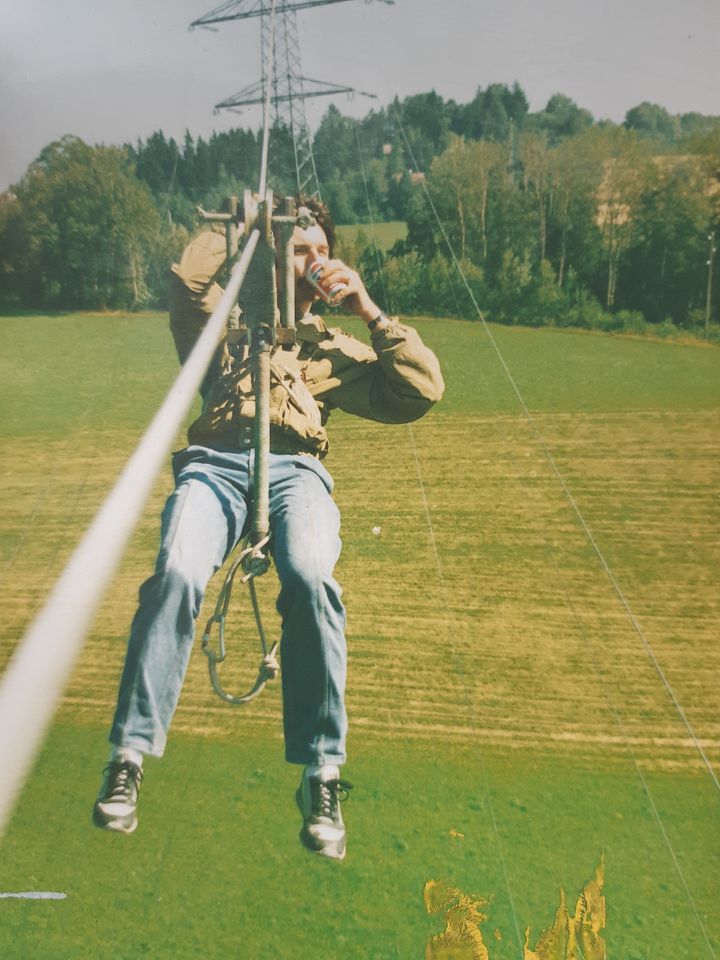 Frankie sur sa tyrolienne lors de la traversée de la frontière entre la Tchécoslovaquie et l'Autriche, en 1986. (RADIOFRANCE /  ERIC BIEGALA)