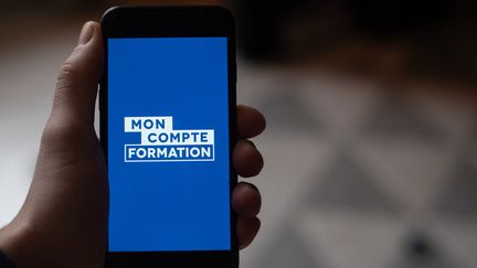 L'application Mon Compte Formation sur un téléphone, le 3 décembre 2021. (ROMAIN LONGIERAS / AFP)