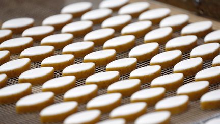 Les calissons d'Aix-en-Provence confectionnés à l'usine du Roy René. (SEBASTIEN NOGIER / EPA / MAXPPP)