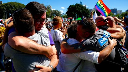 Des Australiens fêtent la victoire du "oui" au mariage homosexuel, le 15 novembre 2017 à Sydney (Australie). (DAVID GRAY / REUTERS)