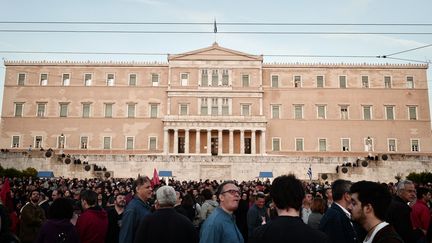 Des manifestants devant le Parlement grec, le 8 mai 2016 à Athènes (Grèce). (LOUISA GOULIAMAKI / AFP)