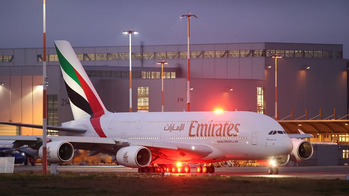 16 décembre 2021. Un dernier airbus A380 vient d'être livré à la compagnie aérienne Emirates, 16 ans après le premier vol de ce géant du ciel.&nbsp; (CHRISTIAN CHARISIUS / DPA VIA AFP)