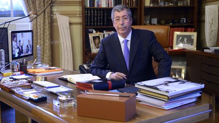 Le d&eacute;put&eacute;-maire UMP de Levallois-Perret (Hauts-de-Seine), Patrick Balkany, dans son bureau le 18 novembre 2013. (ERIC FEFERBERG / AFP)