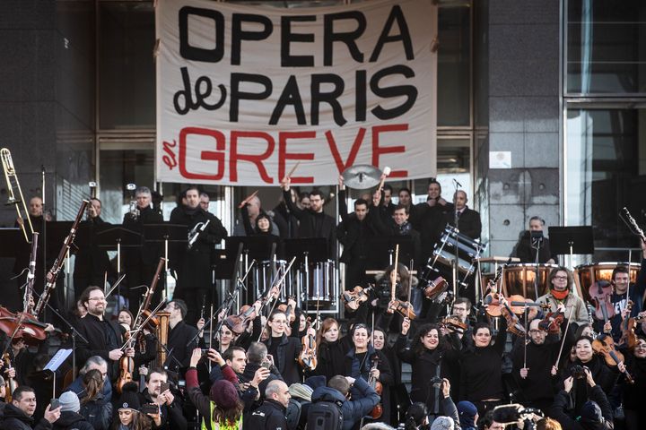 Le 31 décembre 2019 les grévistes contre la réforme des régimes spéciaux de retraite, devant l'Opéra Bastille à Paris. (MARTIN BUREAU / AFP)