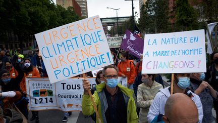 "Urgence climatique, urgence politique", peut-on lire sur une pancarte lors d'une manifestation à Toulouse, le 9 mai 2021. (ALAIN PITTON / NURPHOTO / AFP)